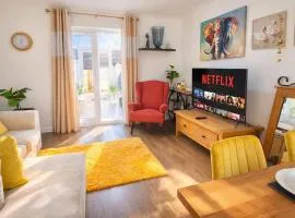 Spacious 4 bed home near Kings Mill Hospital, Parking, wifi & smart TV