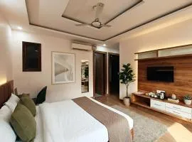 The Sandalwood Hotel I Sec-38 I Near Medanta Medicity Gurgaon