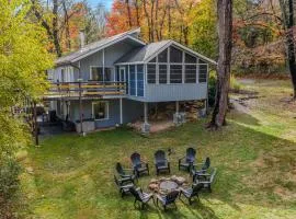 Serendipity -- Hot Tub - Pet Friendly - Fire Pit - Grill - Porch - Deck - Wifi - Pool Access - Games