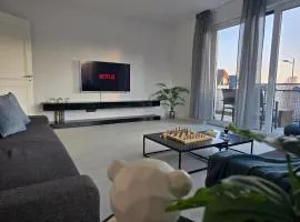 Modernes Apartment mit Balkon- Aufzug & Nähe Flughafen