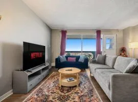1BR King Bed Downtown Calgary with Parking, Gym, Sauna and Court