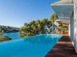Luxura Villa Azure Bay seaside, heated pool, hotel i Bobovišća