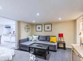 Cozy Basement Suite with Parking, Steps to Transit - St Clair Hotel