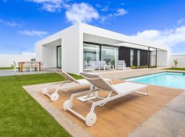 Atlantic Paradise with Heated Pool & Outdoor Kitchen with BBQ, hotel a Villaverde