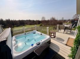 Hot Tub Lodge with Panoramic Views & Free Golf, hotel u gradu Swarland