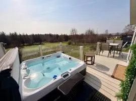 Hot Tub Lodge with Panoramic Views & Free Golf