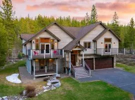 10mins to Lake • Hot Tub Game Room Forest Views Meyers Meadow by AvantStay
