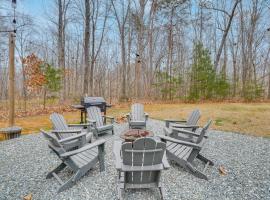 Efland에 위치한 호텔 Family-Ready Efland Home w/ Hot Tub + Deck
