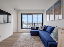 Exquisite 2 Bed Condo near DT Core WFree Parking, hotelli kohteessa Calgary