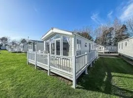 Beautiful 6 Berth Caravan With Decking At Broadland Sands Ref 20009Sv