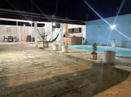 Casa com piscina, 3 quartos, 2 km das praias