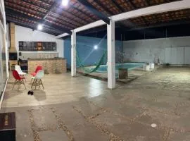 Casa com piscina, 3 quartos, 2 km das praias