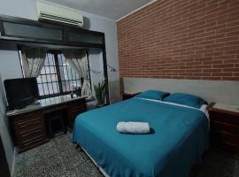 Casa de Huéspedes con Baño y cocina compartida - cerca del Aeropuerto, hotell i Nu Guazu