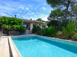 Belle maison piscine dans cadre verdoyant Vaucluse à 45min d'Aix et 55min de Marseille, Hotel in Puget