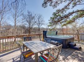Deck and Boat Dock Lakefront Cabin in Eucha!, hotell i Eucha