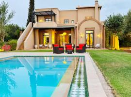 Luxury Villa with Heated Pool - Samanah Golf - Marrakech, Hotel in Tameslouht