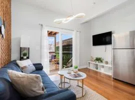 Jennifer's Chic 2nd Floor Apt Private Deck w Views