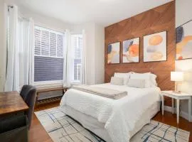 Jennifer's Chic 2nd Floor Apt Private Deck w Views