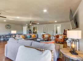 Private Dock Grand Lake Family Home, hotel i Eucha