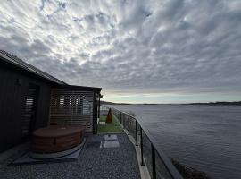 Sunset Island Retreat, Ocean Cabin with Hot Tub, hotel a Herland