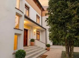 Serenity Apartments and Studios