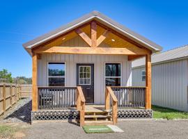3 Mi to Sabine River! Modern Cabin Retreat, khách sạn ở Joaquin