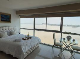 Ecusuites Riverfront Horizon Puerto Santana 1206, hotel v destinaci Guayaquil