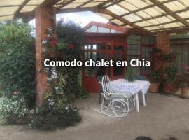 Comodo chalet, en una muy buena ubicación y rodeado de jardines – hotel w mieście Chía