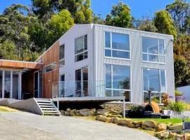 Tasman Tides - Architecturally-designed holiday home