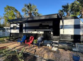 RV Oasis in Downtown Deland, מלון בדה לנד