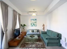 Stylish 2BR with Balcony, Pool, Gym, Free parking at Elysia Park S6