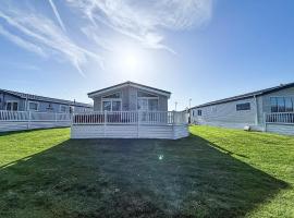 Luxury 6 Berth Lodge With Wifi At Broadland Sands In Suffolk Ref 20011Cv, hotel em Hopton on Sea