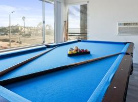 Ocean View Beach Stay w Pool Table & Bikes，奧克斯納德的飯店