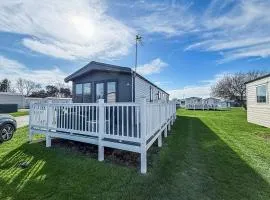 Gorgeous Caravan With Decking In Suffolk Ref 20141Bs