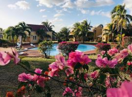 Secure villa in a quiet garden with pool – hotel w mieście Albion