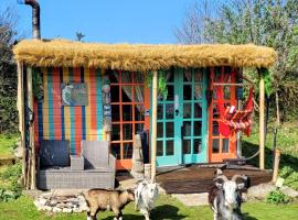 Treguth Glamping Unique Experience - Themed Huts, hotel i Saint Day