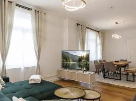 Charaktervolle 122qm Altbau-Ferienwohnung mit Stuck, viel Platz für Familien & Gruppen bis zu 8 Personen, Parkplatz inklusive