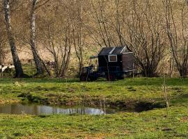 Kuschliger Schäferwagen auf Wiese autark, hotel a Hausbreitenbach