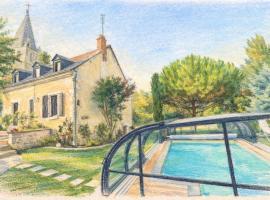 Le Clos du Tilleul Fabuleuse propriété 15 à 30 Pers Piscine au coeur d'un charmant village, Hotel in Thilouze