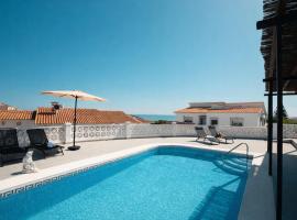 Casa con piscina y vistas al mar en Benajarafe, hotel sa Vélez-Málaga