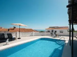 Casa con piscina y vistas al mar en Benajarafe