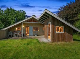 Charming Cottage Near The Water, hotel sa Holbæk