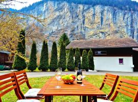 Chalet Bellevue Beautiful Waterfall view and Garden, hotel Lauterbrunnenben