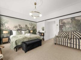 Luxury 5 Bed 10 Min to Airport Sleeps 14, hotell i Manchester