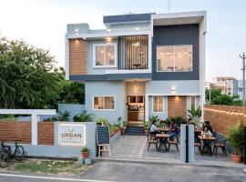 Oasis Fun Villa - Pet Friendly Cafe, hotel v mestu Indore