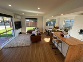 Deluxe 2 Bedroom Retreat with Spa, Hotel in Patterson Lakes