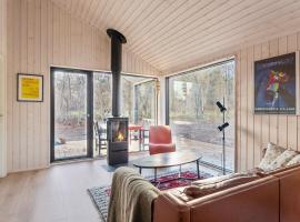 New Bright Holiday Home Close To The Beach，比戈的飯店