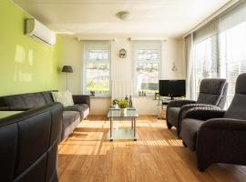 Chalet op vakantiepark in Baarland 704, Hotel in Baarland