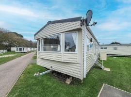 Wonderful Dog-Friendly Caravan At Kessingland Beach In Suffolk Ref 90033Bc, hotel a Kessingland