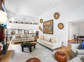 Dream Home with Pool and Basketball Court on 3 Acres, hotel a Weston